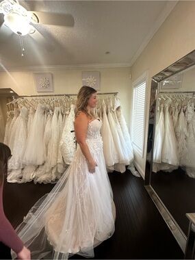 Elegant Strapless Lace Wedding Dress in Ivory